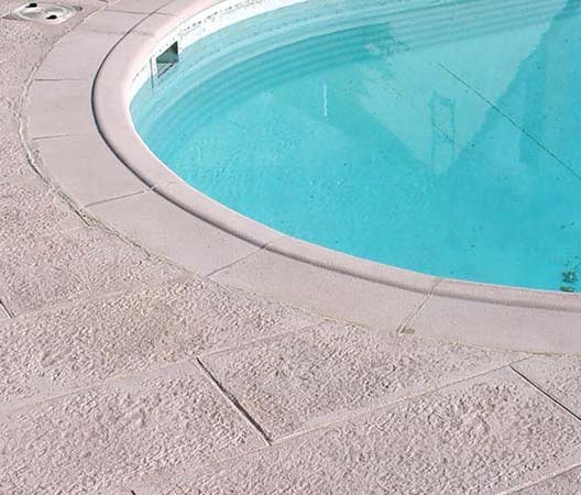 Le béton imprimé contour de piscine